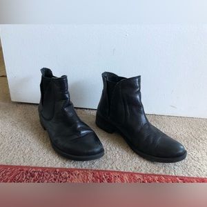 Black Chelsea Boots from Paris